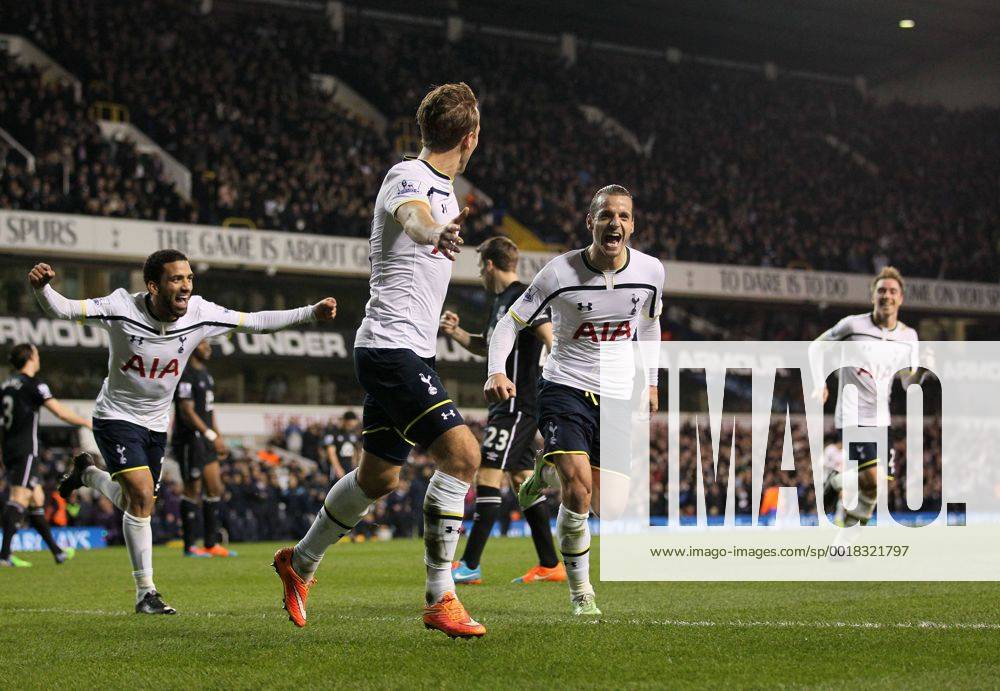 Aktuell Fußball, England, Tottenham Hotspur - FC Everton Tottenham s Roberto Soldado celebrates scoring his sides second goal Barclays Premier League- Tottenham Hotspur vs Everton - White Hart Lane - England - 30th November 2014 - Picture David Klein Sportimage .