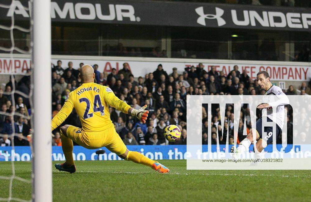 Aktuell Fußball, England, Tottenham Hotspur - FC Everton Tottenham s Roberto Soldado scoring his sides second goal Barclays Premier League- Tottenham Hotspur vs Everton - White Hart Lane - England - 30th November 2014 - Picture David Klein Sportimage .