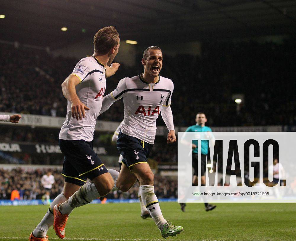 Aktuell Fußball, England, Tottenham Hotspur - FC Everton Tottenham s Roberto Soldado celebrates scoring his sides second goal Barclays Premier League- Tottenham Hotspur vs Everton - White Hart Lane - England - 30th November 2014 - Picture David Klein Sportimage .