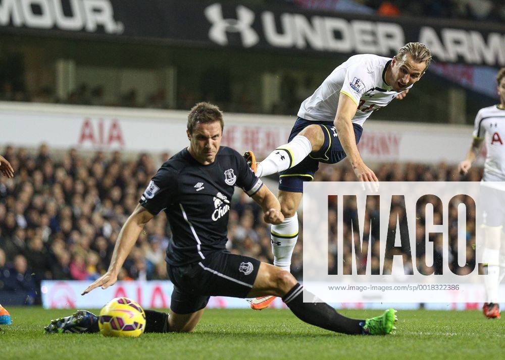 Aktuell Fußball, England, Tottenham Hotspur - FC Everton Football - 2014 2015 -Barclays Premier League, - Tottenham Hotspur Vs Everton, Tottenham s Harry Kane fires in a shot at the Everton goal forcing Everton s Tim Howard to save at White Hart Lane Colorsport Daniel Bearham TOT_EVE