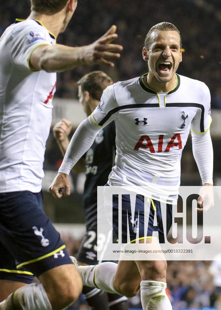 Aktuell Fußball, England, Tottenham Hotspur - FC Everton Football - 2014 2015 -Barclays Premier League, - Tottenham Hotspur Vs Everton, Tottenham s Roberto Soldado celebrates scoring at White Hart Lane Colorsport Daniel Bearham TOT_EVE