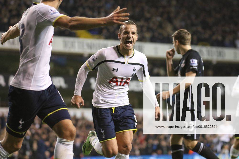 Aktuell Fußball, England, Tottenham Hotspur - FC Everton Football - 2014 2015 -Barclays Premier League, - Tottenham Hotspur Vs Everton, Tottenham s Roberto Soldado celebrates scoring at White Hart Lane Colorsport Daniel Bearham TOT_EVE