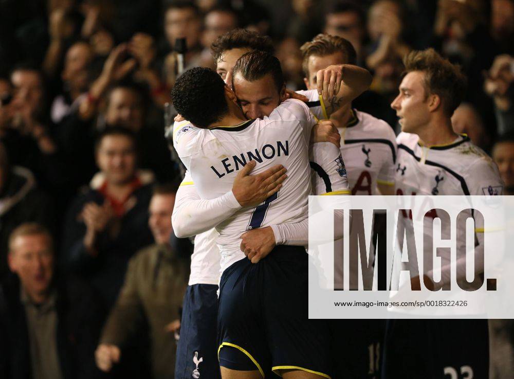 Aktuell Fußball, England, Tottenham Hotspur - FC Everton Tottenham s Roberto Soldado celebrates scoring his sides second goal Barclays Premier League- Tottenham Hotspur vs Everton - White Hart Lane - England - 30th November 2014 - Picture David Klein Sportimage .