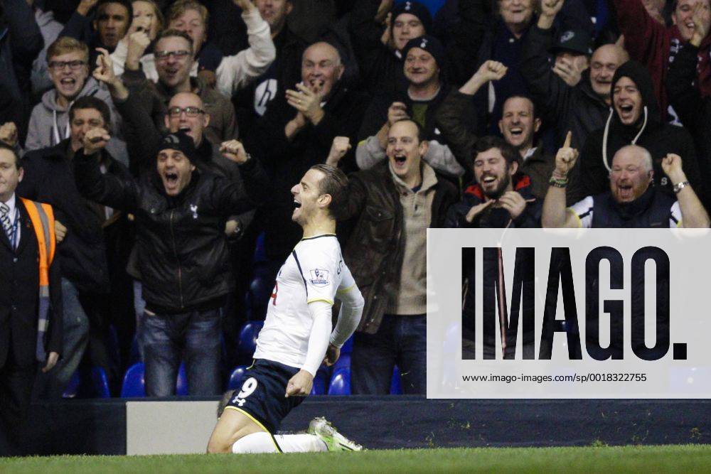 Aktuell FuÃŸball, England, Tottenham Hotspur - FC Everton 30.11.2014. London, England. Premier League. Tottenham Hotspur versus Everton. Tottenham Hotspur s Roberto Soldado celebrates his goal to make it 2-1 Mercerx ActionPlus11580256