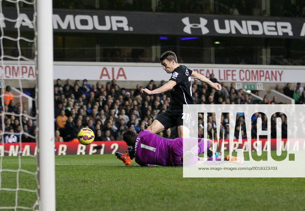 Aktuell Fußball, England, Tottenham Hotspur - FC Everton Tottenham s Hugo Lloris saves from Everton s Seamus Coleman Barclays Premier League- Tottenham Hotspur vs Everton - White Hart Lane - England - 30th November 2014 - Picture David Klein Sportimage .