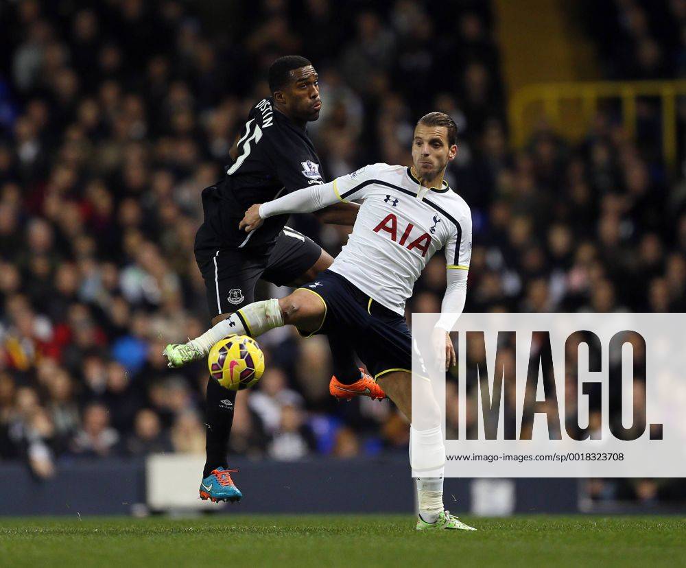 Aktuell Fußball, England, Tottenham Hotspur - FC Everton Tottenham s Roberto Soldado tussles with Everton s Sylvain Distin Barclays Premier League- Tottenham Hotspur vs Everton - White Hart Lane - England - 30th November 2014 - Picture David Klein Sportimage .