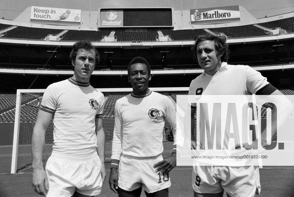 Fussball NASL Saison USA 1977 01.05.1977 Franz BECKENBAUER (links), PELE (Mitte) und Giorgio CHINAGLIA (rechts, alle Cosmos New York)
