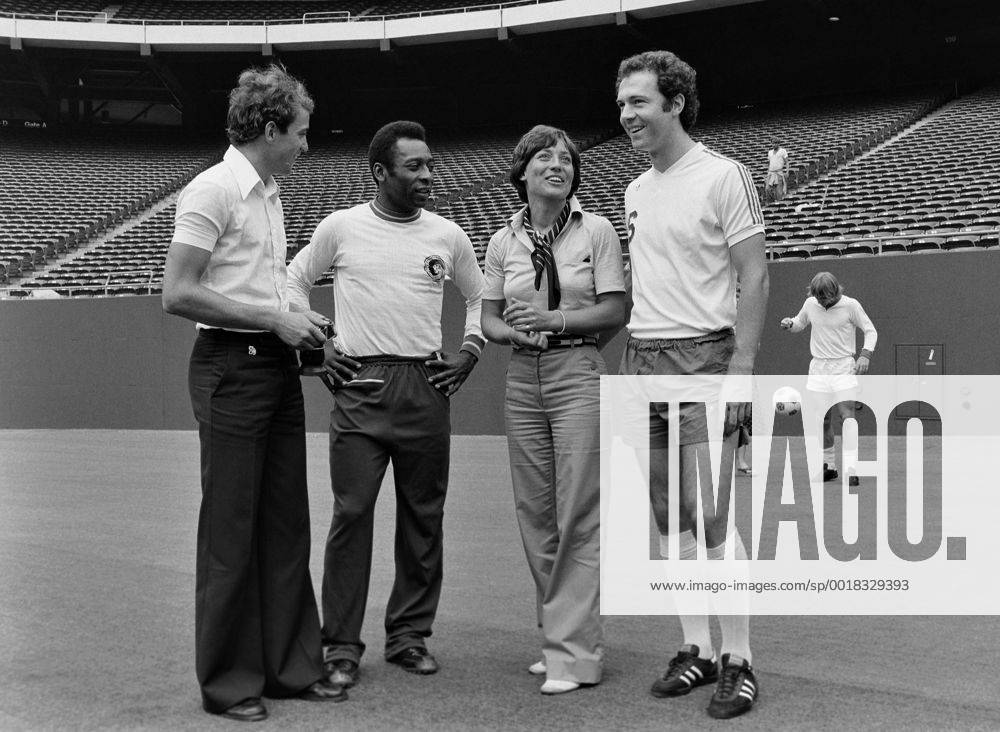 Fussball NASL Saison USA 1977, v.li.: Christian NEUREUTHER (BR Deutschland), PELE (Cosmos New York), Rosi MITTERMAIER (BR Deutschland), Franz BECKENBAUER (Cosmos New York) im Giants Stadion 01.08.1977