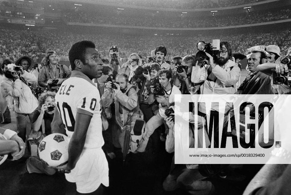 Fussball NASL Saison USA 1977 Cosmos New York - Rochester Lancers 24.08.1977 PELE (Cosmos) mit Ball vor dem Spiel von Fotografen umlagert.
