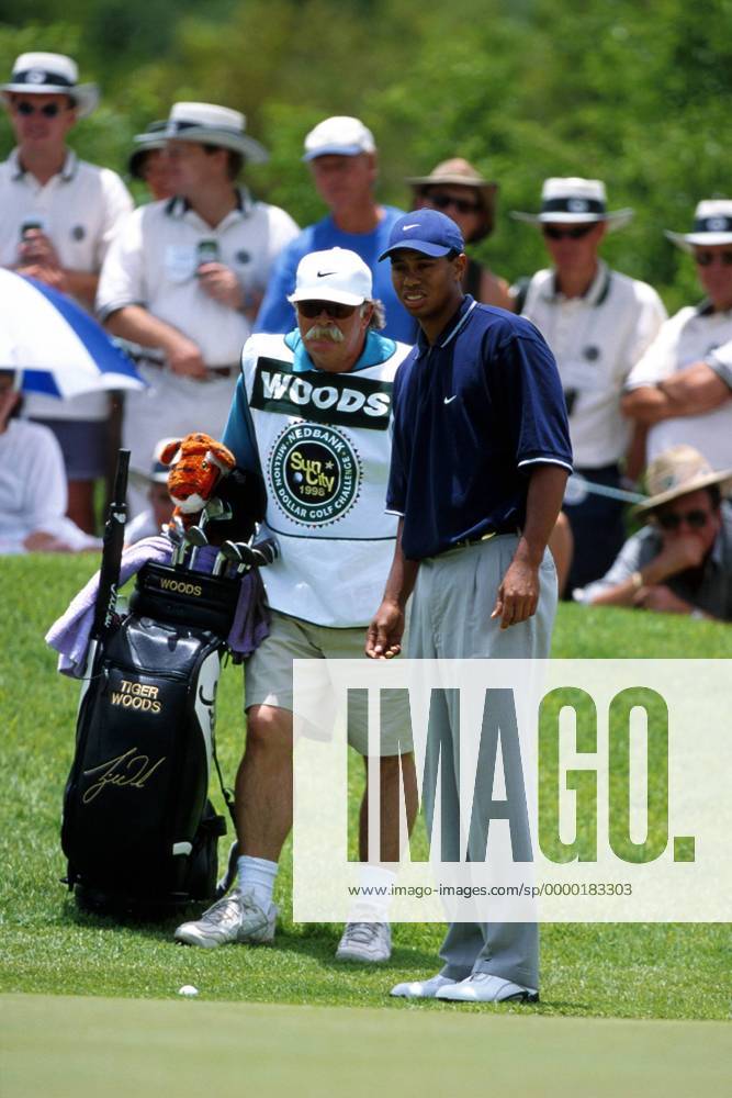 Eldrick Tiger Woods (USA) mit seinem Caddy Mike Cowan Golf Herren Million Dollar Challenge 1998, Golfen, Profigolf, Golfprofi, Golfprofis, Profi, Profis Gruppe Gary Player Country Club Sun City