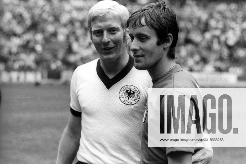 Weltmeisterschaft Halbfinale, Italien - BR Deutschland in Mexiko-Stadt: Karl-Heinz Schnellinger (BRD) und Gianni Rivera (Italien)