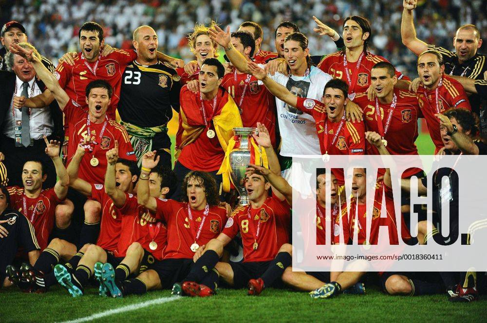 Spain s players celebratea 1-0 victory in the UEFA EURO EM Europameisterschaft Fussball 2008 Final match at Ernst Happel Stadion in Vienna, Sunday, June 29, 2008. - June 29, 2008 - ZUMAm67_