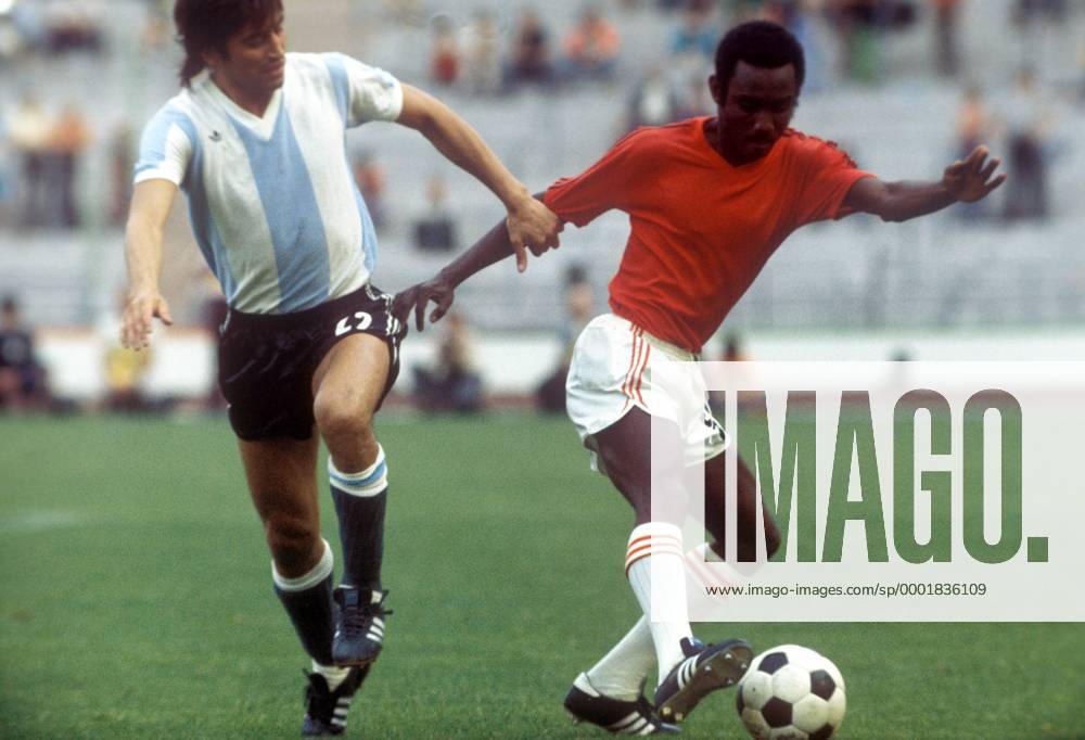 Serge Ducoste (re., Haiti) gegen Hector Yazalde (Argentinien) Fußball WM Herren Weltmeisterschaft 1974, Länderspiel, Nationalmannschaft, Nationalteam, Nationaltrikot, Vdia Gruppe Gruppe 4 München