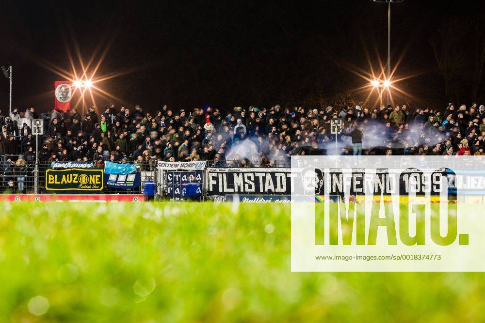 Filmstadt Inferno 1899 Fanclub Potsdam, Deutschland, 05.12.2014: Fußball Regionalliga Nordost Saison 2014 2015 - SV Babelsberg 03. Fans vom SV Babelsberg 03 im Karl-Liebknecht-Stadion (Aufnahme mit langer Belichtungszeit)