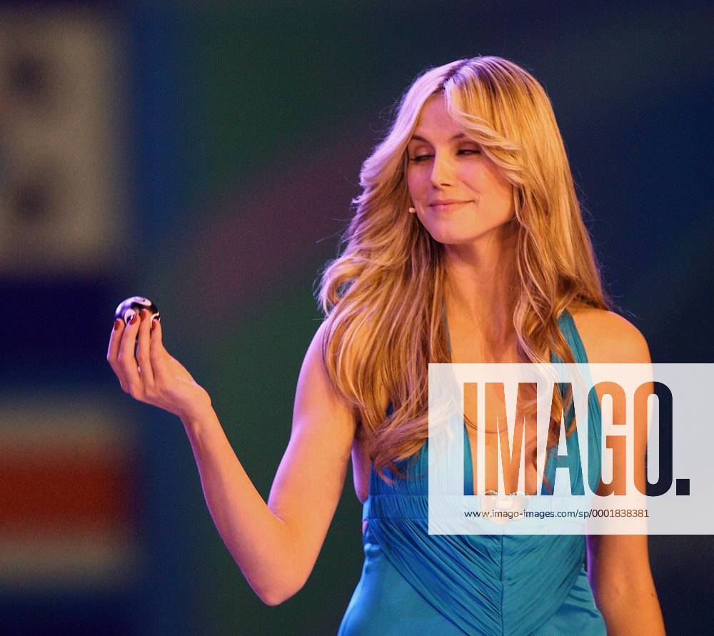 Fotomodel Heidi Klum (Deutschland) verträumt mit einer Loskugel in der Hand Fußball WM Herren Gruppenauslosung 2005, Weltmeisterschaft 2006, Endrundenauslosung, Auslosung, Gruppen, Ziehung Einzelbild Leipzig