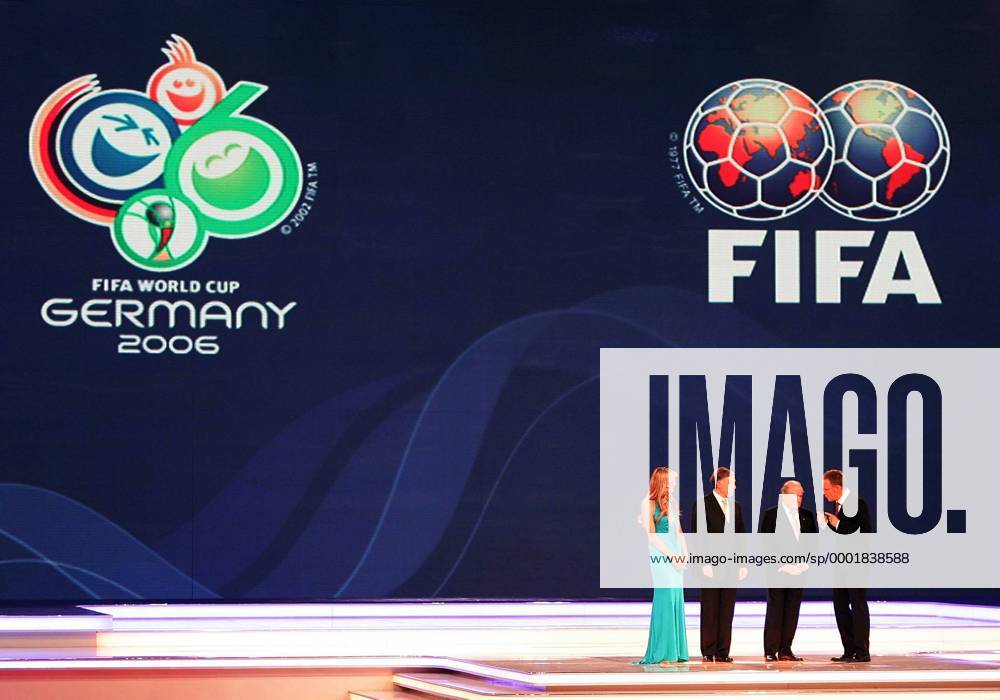 FIFA Präsident Joseph S. Blatter (Schweiz, 2.v.re.) und Bundespräsident Horst Köhler (CDU, 2.v.li.) mit den Moderatoren Reinhold Beckmann und Fotomodel Heidi Klum (alle Deutschland) anläßlich der Gruppenauslosung zur Weltmeisterschaft 2006 Fußball WM Herren Gruppenauslosung 2005, Weltmeisterschaft 2006, Endrundenauslosung, Auslosung, Gruppen, Ziehung Gruppe Prominente, Journalist, Sportjournalist, Fernsehen Leipzig Turnierlogo, Turnieremblem