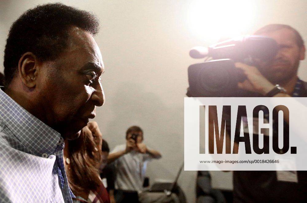 Aktuell Fußball, PK mit Pele zu seiner Entlassung aus dem Krankenhaus SAO PAULO, Dec. 9, 2014 -- Brazilian former soccer player Edson Arantes do Nascimento, better known as Pele, arrives for a press conference PK Pressekonferenz in Sao Paulo Dec. 9, 2014. Pele has recovered well from his kidney ailment and left hospital on Tuesday after receiving treatment for two weeks. ) (jg) (SP)BRAZIL-SAO PAULO-SOCCER-PELE RahelxPatrasso