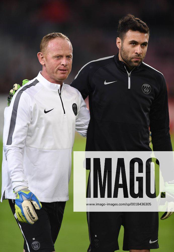 FUSSBALL CHAMPIONS LEAGUE SAISON 2014 2015 Vorrunde FC Barcelona Barca - Paris St. Germain 10.12.2014 Torwart Salvatore Sirigu (re, Paris Saint-Germain) mit Torwarttrainer Nicolas Dehon (Paris Saint-Germain)