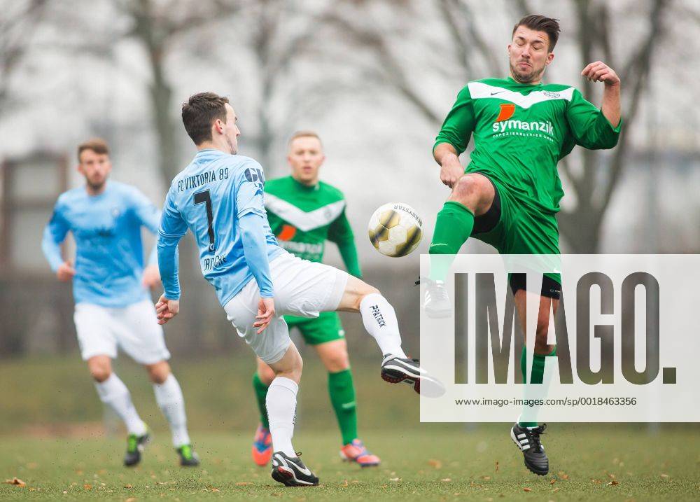 Berlin, Deutschland, 14.12.2014: Fußball Berliner Pilsner Pokal KO-Runde Achtelfinale 2014 2015 - FC Viktoria 89 Berlin - SF Johannisthal. Fabian Fritsche (Viktoria) im Zweikampf gegen Andre Schulz (J)