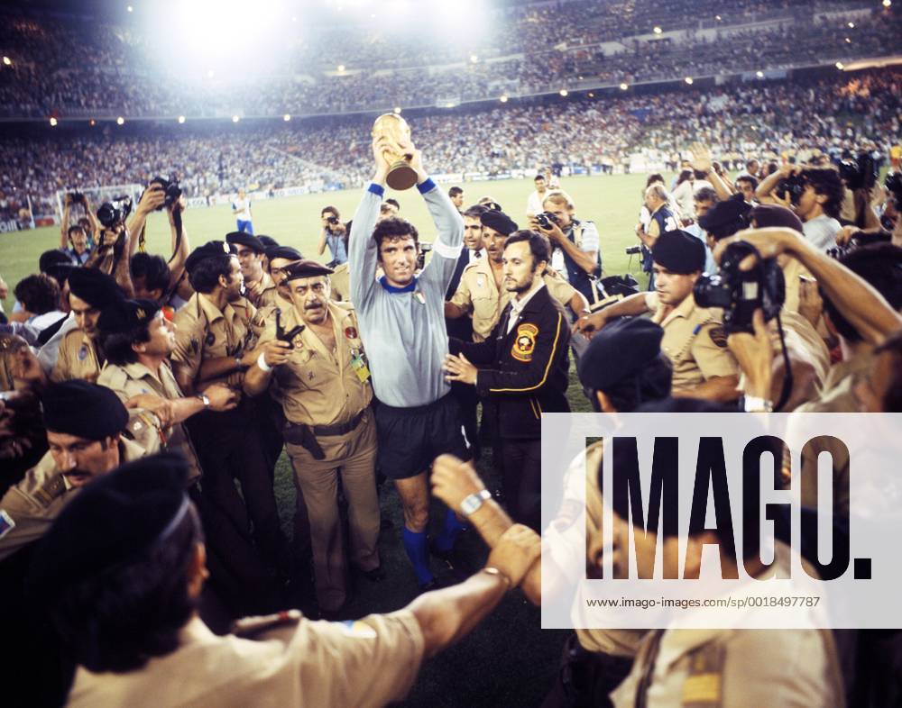 Italien ist Weltmeister: Torwart Dino Zoff mit dem WM-Pokal