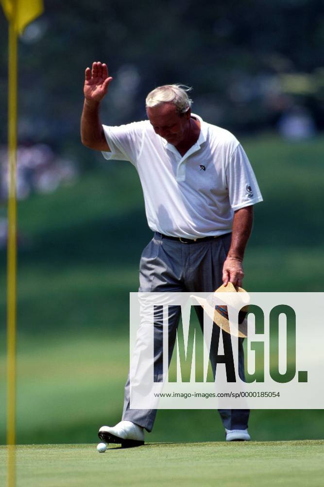 Golflegende Arnold Palmer (USA) winkt auf dem Grün seinen Anhängern zu Golf Herren BMW International Open 1999, Golfen, Profi, Profis, Golfprofi, Golfprofis, Profigolf, Europe-Tour Einzelbild Golfclub Nord-Eichenried München