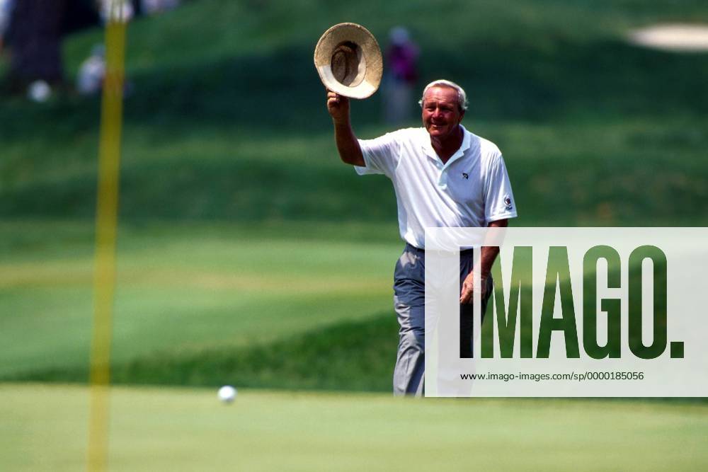 Golflegende Arnold Palmer (USA) winkt auf dem Weg zum Grün seinen Anhängern zu Golf Herren BMW International Open 1999, Golfen, Profi, Profis, Golfprofi, Golfprofis, Profigolf, Europe-Tour Totale Golfclub Nord-Eichenried München