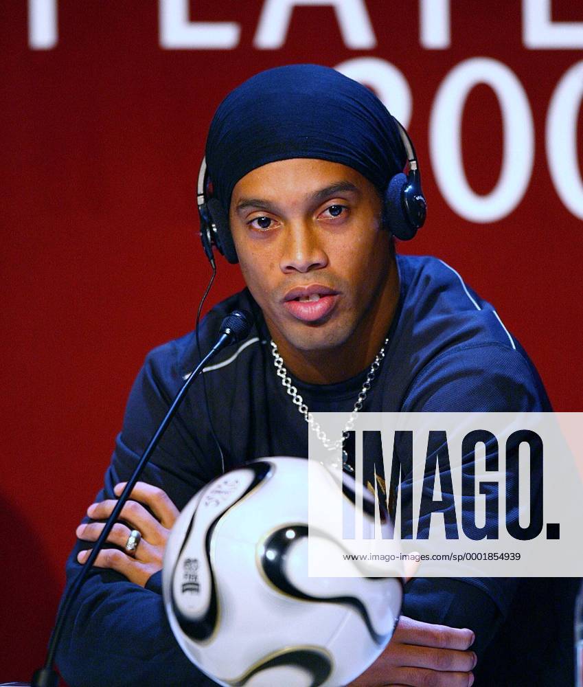 Ronaldinho (Brasilien FC Barcelona) während der Pressekonferenz anlässlich der Wahl zum Weltfußballer des Jahres 2005 Fußball Herren Wahl zum Weltfußballer des Jahres 2005, FIFA World Player Gala, Award, Awards, Fußballer, Spieler Einzelbild Zürich