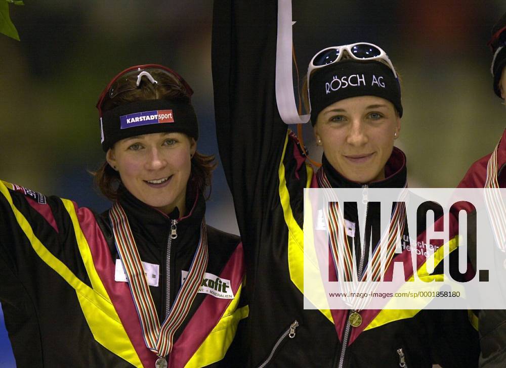 Weltmeisterin Anni Friesinger (re.) und die Zweitplatzierte Claudia Pechstein (beide Deutschland) jubeln gemeinsam während der Siegerehrung Eisschnellauf WM Damen Mehrkampf Weltmeisterschaft 2002, Eisschnellaufen, Eisschnelllaufen, Eisschnelllauf Gruppe Heerenveen Freude,