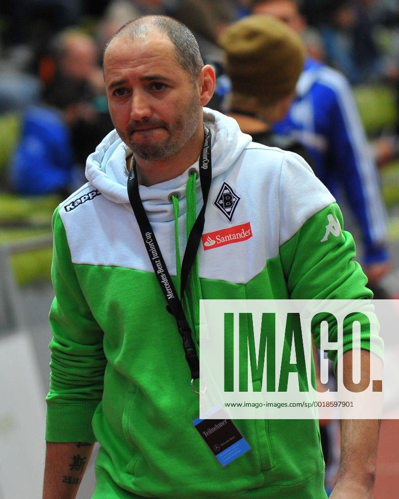 Co-Trainer Oliver NEUVILLE (Borussia Moenchengladbach). Deutschland, Sindelfingen: Fussball, Junioren: 25. Mercedes-Benz JuniorCup am 04.01.2015, Glaspalast .