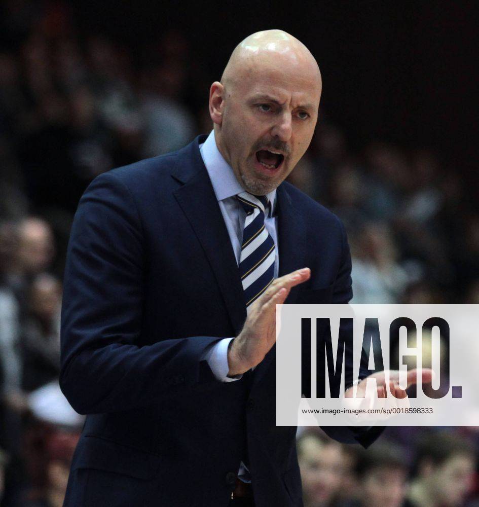 Basketball BBL, Eisbären Bremerhaven - Alba Berlin, v.l. Trainer Sasa Obradovic (Alba Berlin)