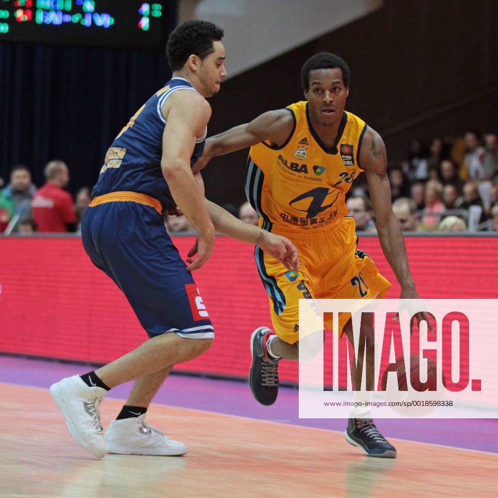Basketball BBL, Eisbären Bremerhaven - Alba Berlin, v.l. Flavio Stückemann (Eisbären Bremerhaven) Alex Renfore (Alba Berlin)