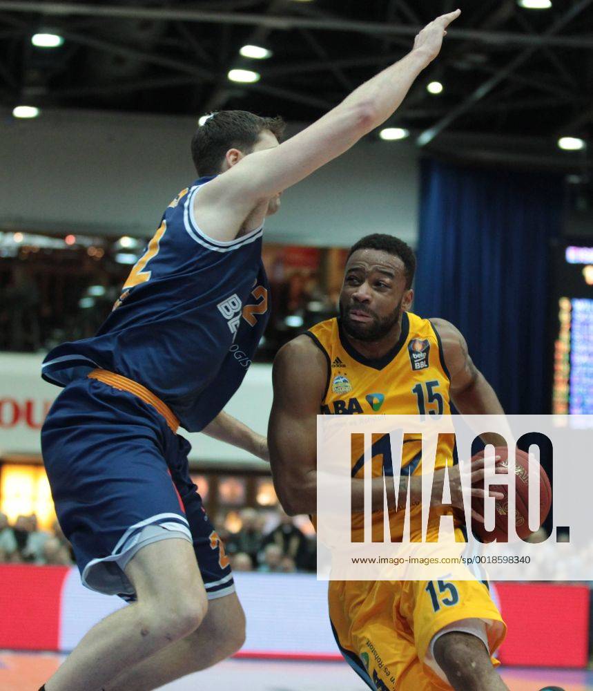 Basketball BBL, Eisbären Bremerhaven - Alba Berlin, v.l. Jake O«Brien (Eisbären Bremerhaven) Reggie Redding (Alba Berlin)