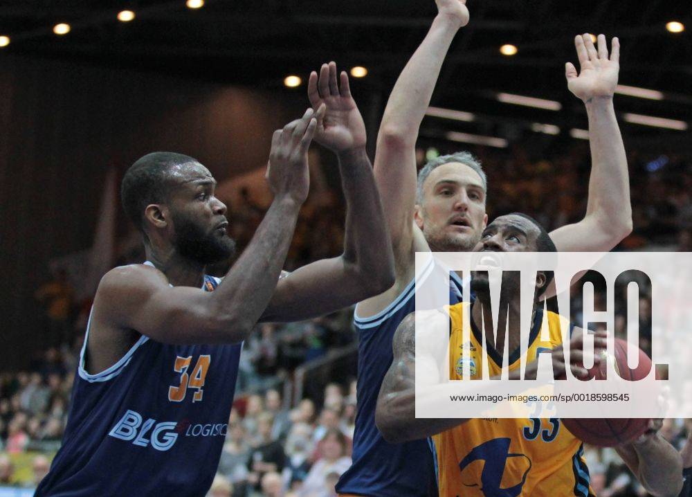 Basketball BBL, Eisbären Bremerhaven - Alba Berlin, v.l. Devin Searcy (Eisbären Bremerhaven) erb06 Jamel McLean (Alba Berlin)