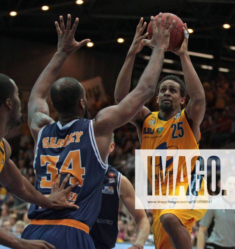 Basketball BBL, Eisbären Bremerhaven - Alba Berlin, v.l. Devin Searcy (Eisbären Bremerhaven) Clifford Hammonds (Alba Berlin)