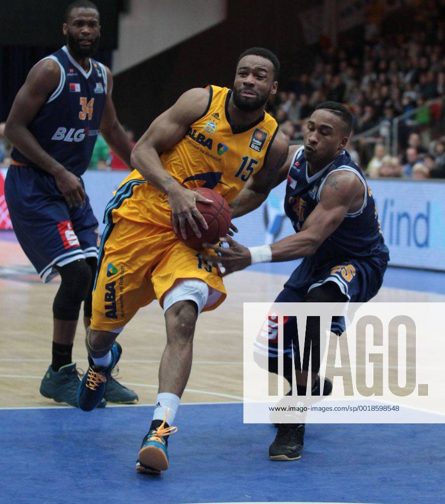 Basketball BBL, Eisbären Bremerhaven - Alba Berlin, v.l. Devin Searcy (Eisbären Bremerhaven) Reggie Redding (Alba Berlin) Tyrus McGee ( Eisbären Bremerhaven )