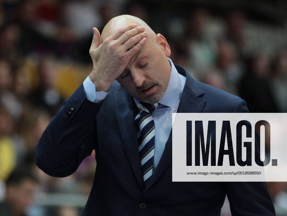 Basketball BBL, Eisbären Bremerhaven - Alba Berlin, v.l. Trainer Sasa Obradovic (Alba Berlin)