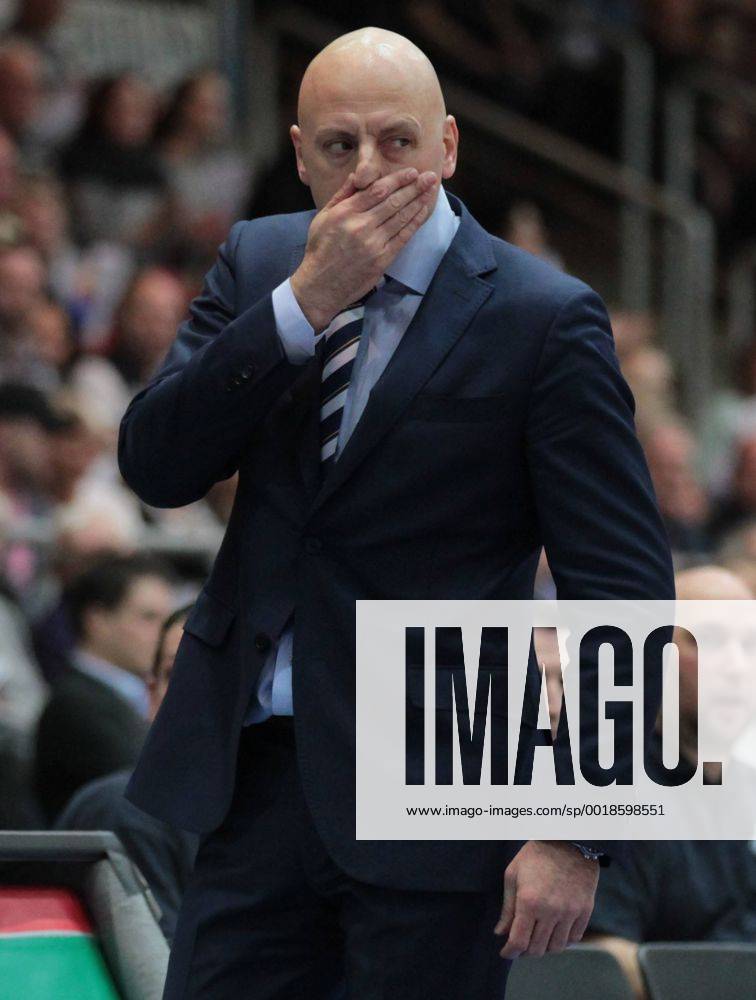 Basketball BBL, Eisbären Bremerhaven - Alba Berlin, v.l. Trainer Sasa Obradovic (Alba Berlin)