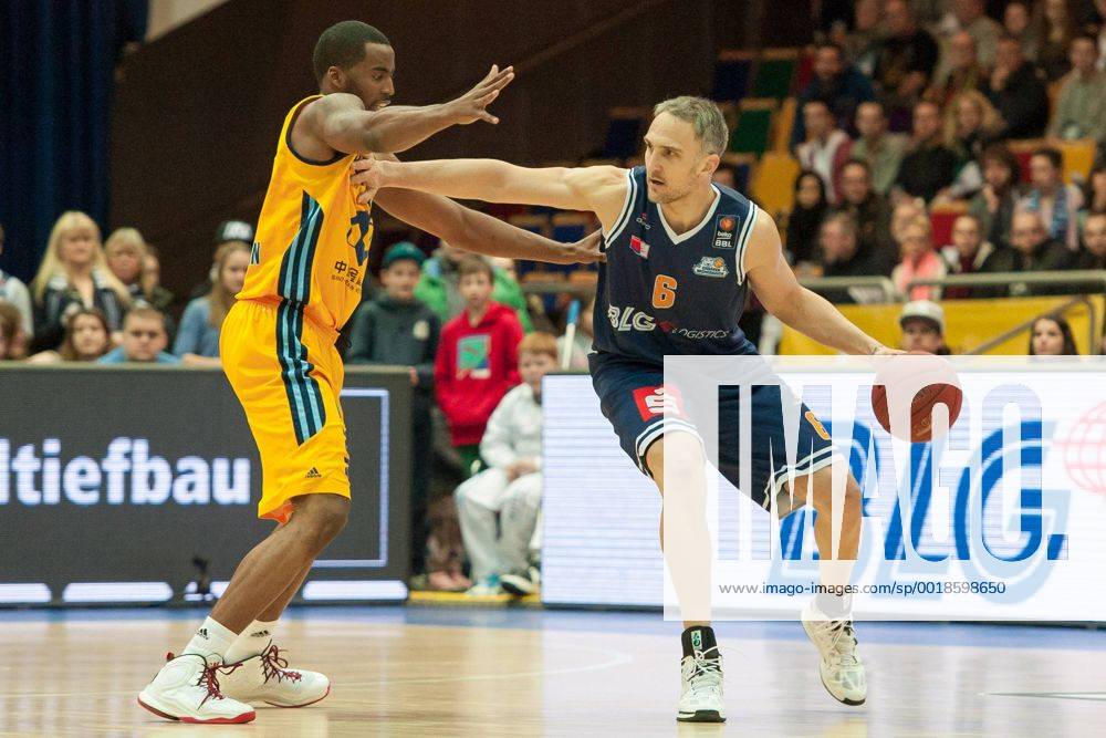 V.li.: Jamel McLean (ALBA Berlin), Sven Schultze (Eisbären Bremerhaven) im Zweikampf, Basketball, Beko BBL, Eisbären Bremerhaven - ALBA Berlin,