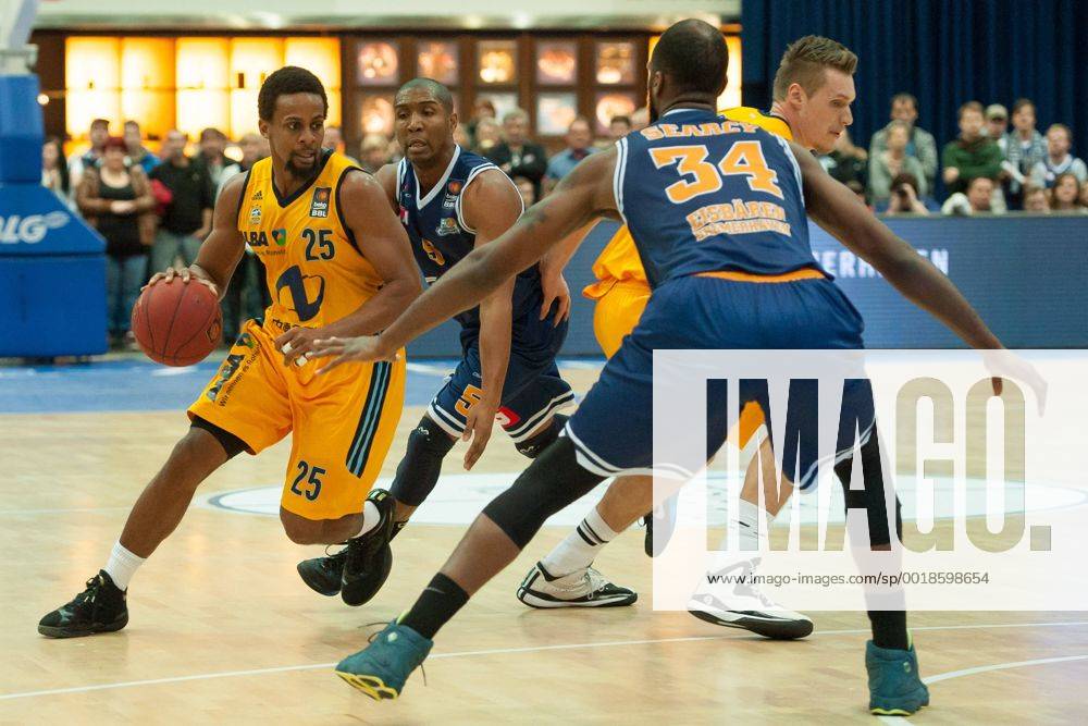V.li.: Clifford Hammonds (ALBA Berlin), Lorenzo Williams (Eisbären Bremerhaven), Devin Searcy (Eisbären Bremerhaven), Basketball, Beko BBL, Eisbären Bremerhaven - ALBA Berlin,