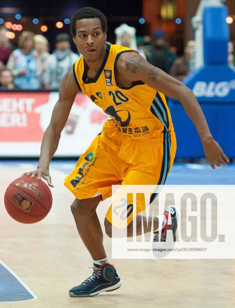 V.li.: Alex Renfroe (ALBA Berlin) Freisteller, Einzelbild, Aktion, Basketball, Beko BBL, Eisbären Bremerhaven - ALBA Berlin,