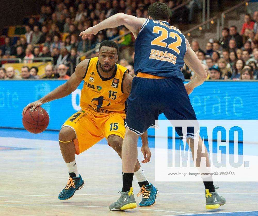 V.li.: Reggie Redding (ALBA Berlin), Jake O Brien (Eisbären Bremerhaven), Basketball, Beko BBL, Eisbären Bremerhaven - ALBA Berlin,