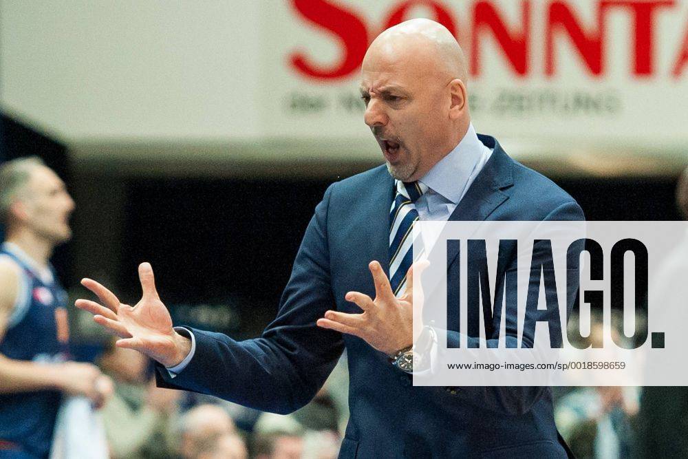 V.li.: Trainer, Headcoach Sasa Obradovic (ALBA Berlin) gibt Anweisungen, gestikuliert, mit den Armen gestikulieren, Basketball, Beko BBL, Eisbären Bremerhaven - ALBA Berlin,
