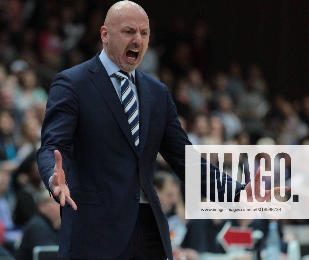Basketball BBL, Eisbären Bremerhaven - Alba Berlin, v.l. Trainer Sasa Obradovic (Alba Berlin)