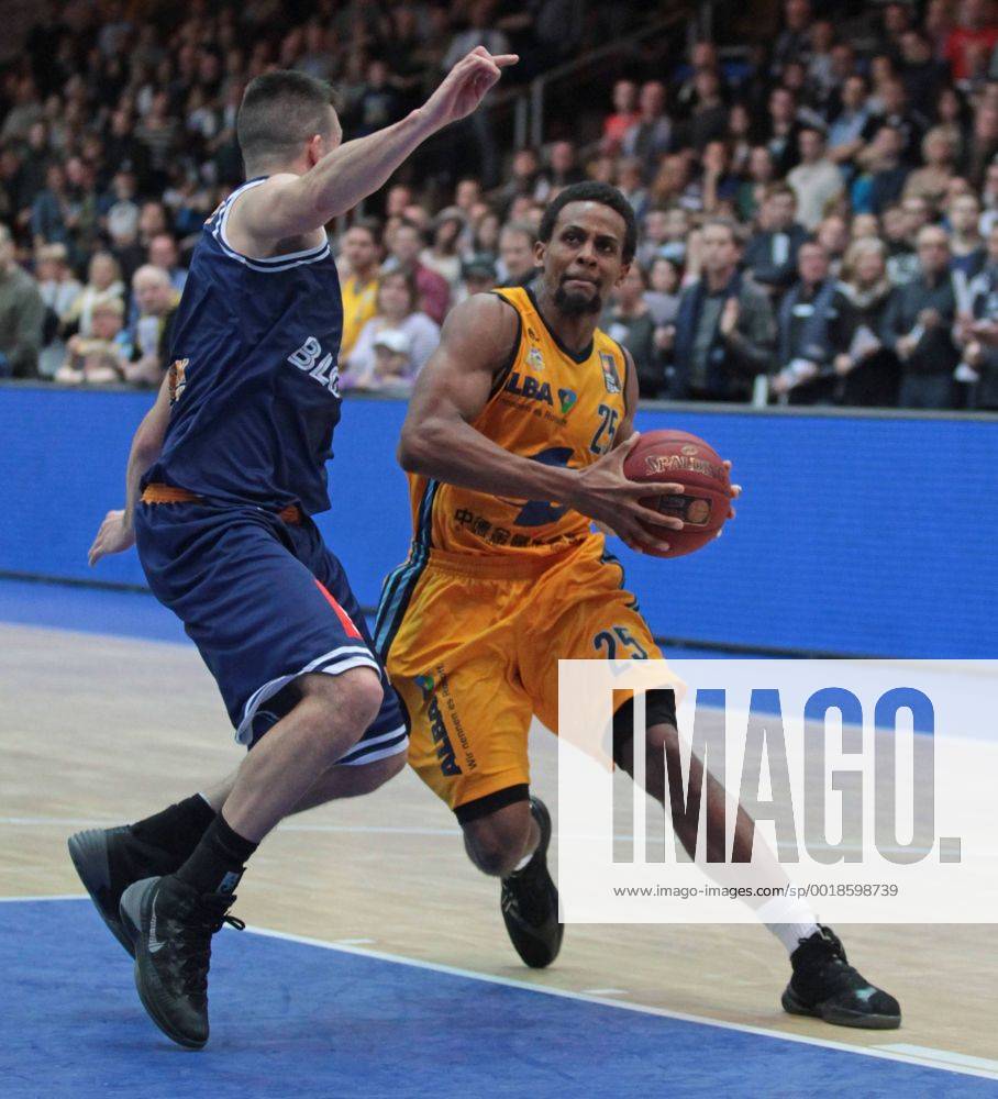 Basketball BBL, Eisbären Bremerhaven - Alba Berlin, v.l. Jusuf El Domiaty (Eisbären Bremerhaven) Clifford Hammonds (Alba Berlin)