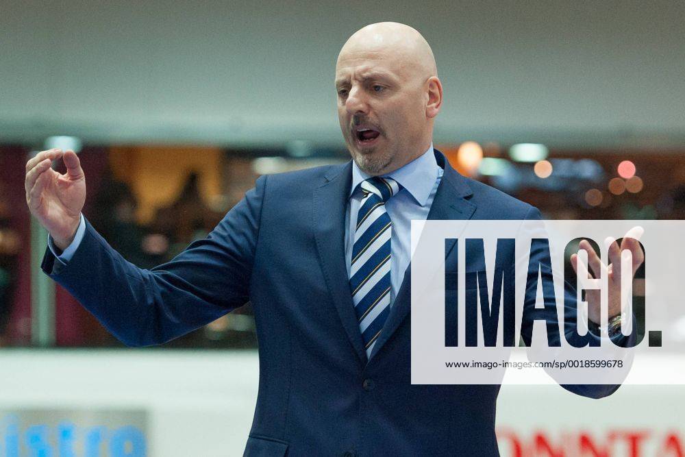 V.li.: Trainer, Headcoach Sasa Obradovic (ALBA Berlin) gibt Anweisungen, gestikuliert, mit den Armen gestikulieren, Basketball, Beko BBL, Eisbären Bremerhaven - ALBA Berlin,