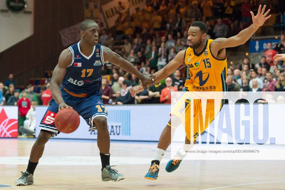 V.li.: Moses Ehambe (Eisbären Bremerhaven), Reggie Redding (ALBA Berlin) im Zweikampf, Basketball, Beko BBL, Eisbären Bremerhaven - ALBA Berlin,