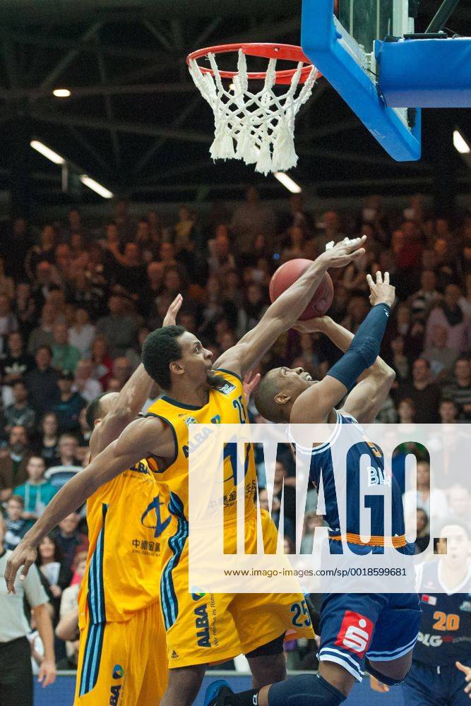 V.li.: Clifford Hammonds (ALBA Berlin), Lorenzo Williams (Eisbären Bremerhaven) im Zweikampf, Basketball, Beko BBL, Eisbären Bremerhaven - ALBA Berlin,
