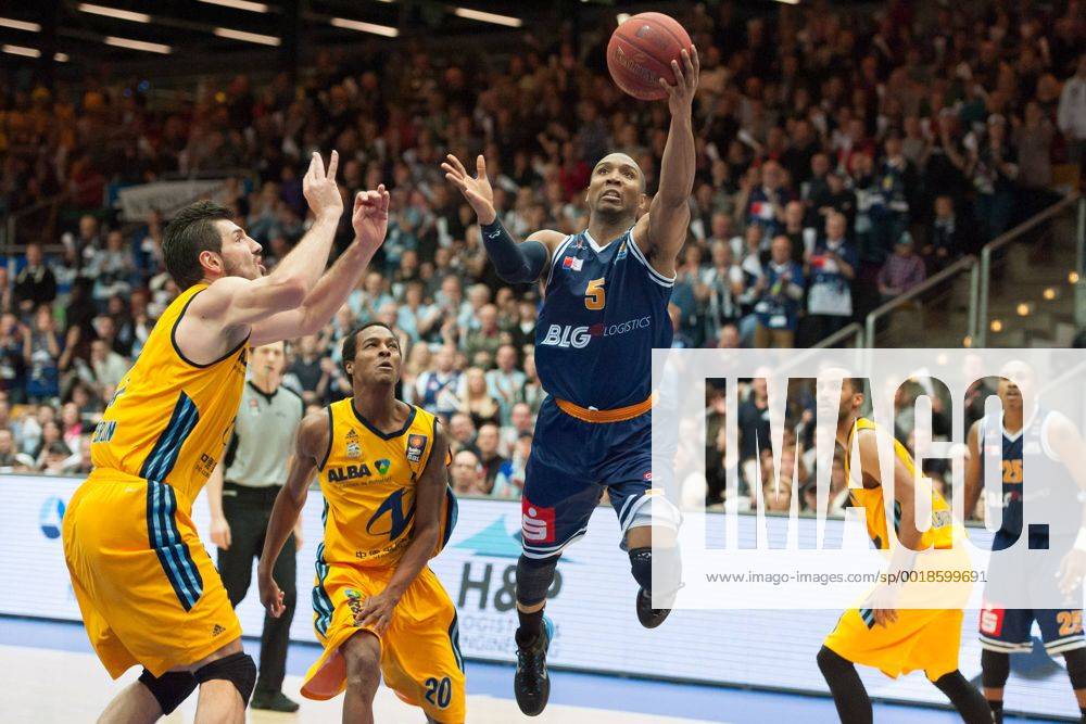 V.li.: Lorenzo Williams (Eisbären Bremerhaven) Korbleger, Basketball, Beko BBL, Eisbären Bremerhaven - ALBA Berlin,