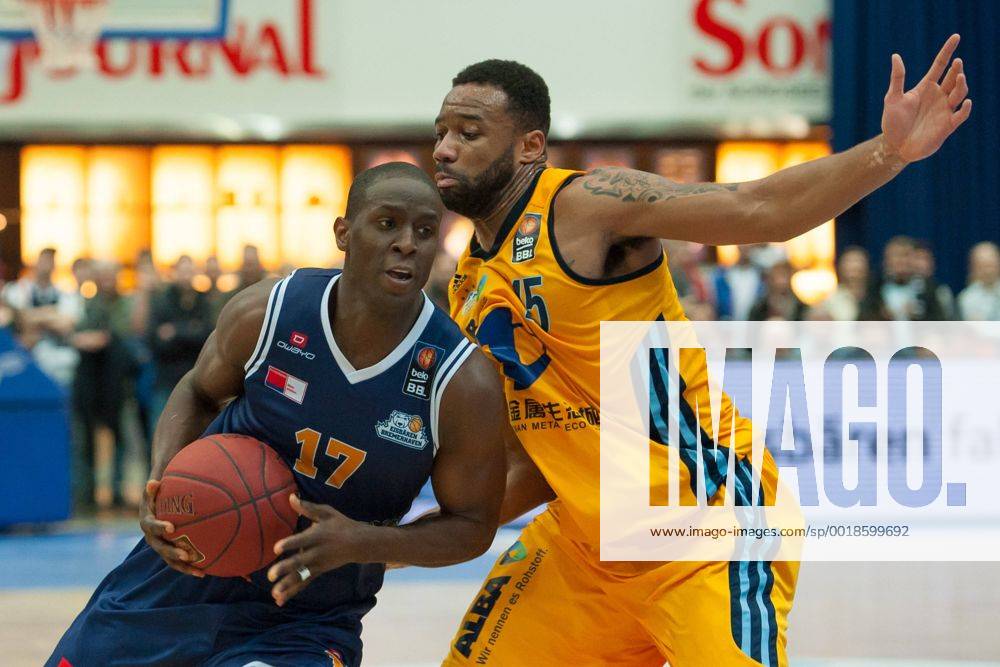V.li.: Moses Ehambe (Eisbären Bremerhaven), Reggie Redding (ALBA Berlin) im Zweikampf, Basketball, Beko BBL, Eisbären Bremerhaven - ALBA Berlin,