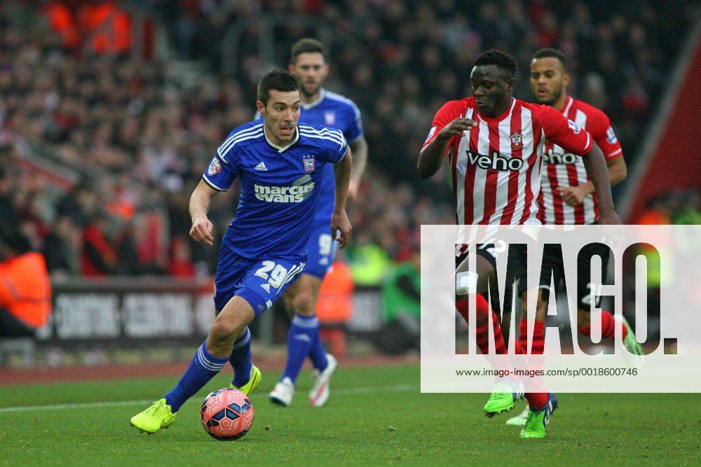Football - 2014 2015 FA Cup - Third Round: Southampton vs. Ipswich Town Darren Ambrose of Ipswich Town out paces Southampton s Victor Wanyama to set up another Ipswich attack at St Mary s Stadium Southampton Colorsport Shaun Boggust